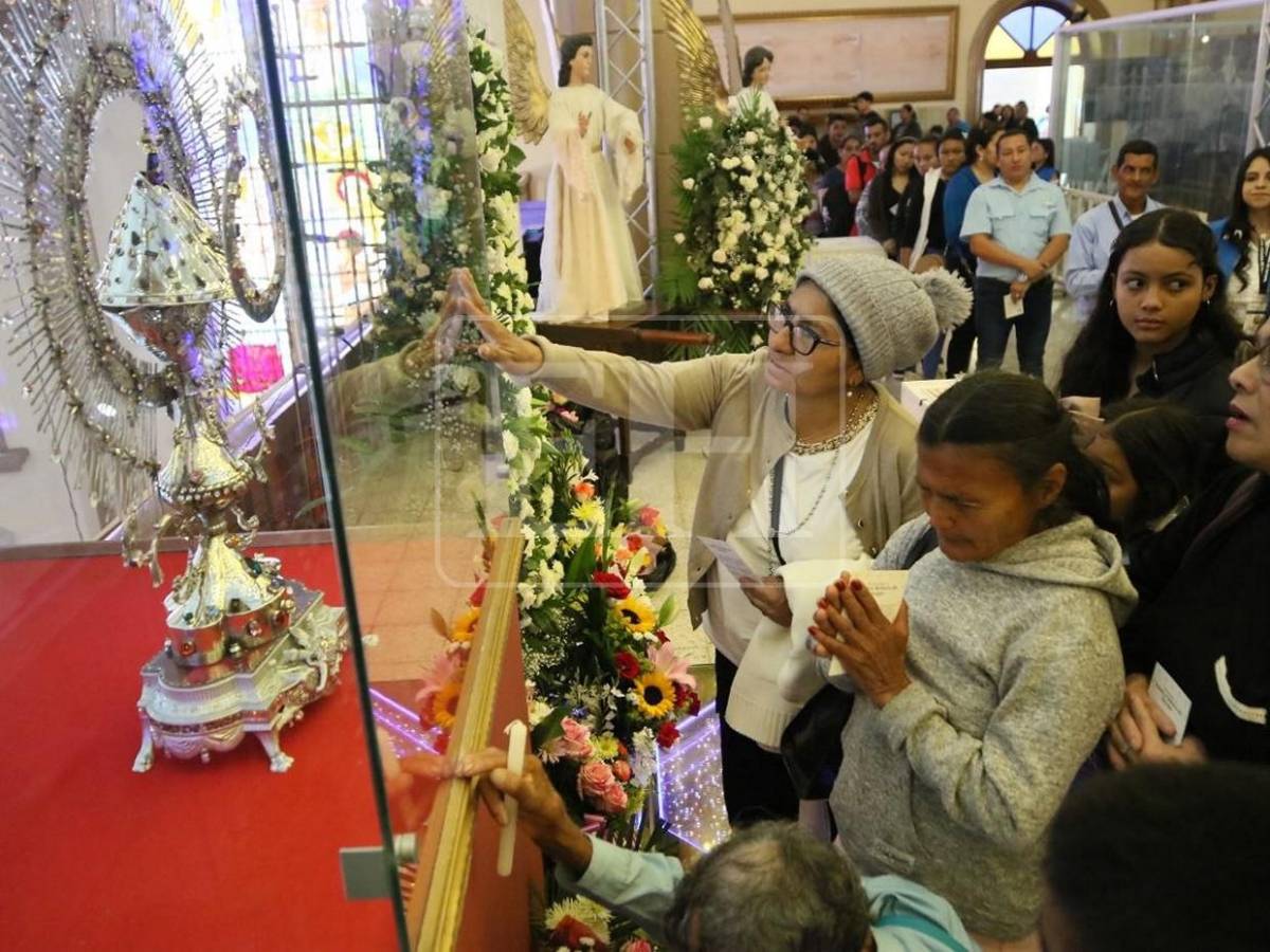 Entre devoción y oraciones: fieles llenan este sábado la Basílica Menor de Suyapa