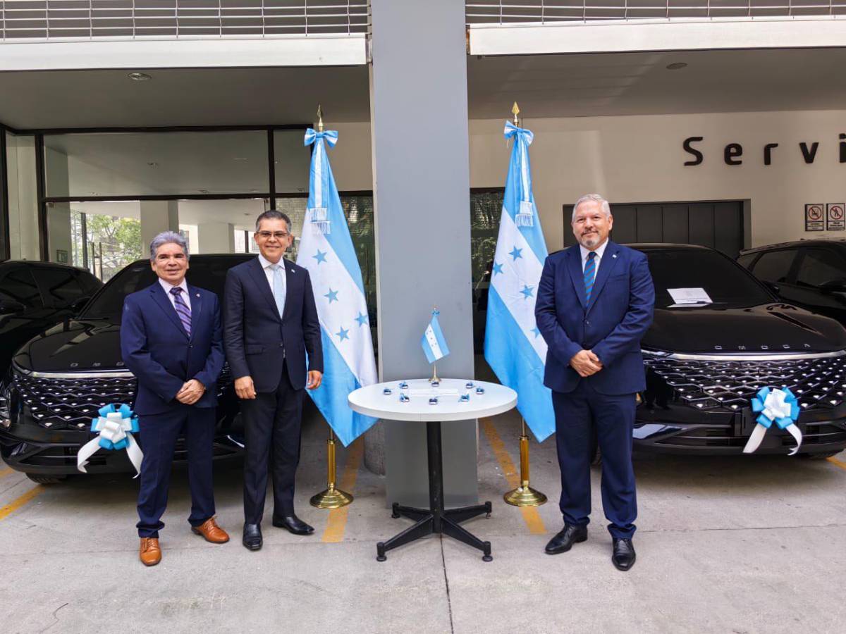 Las autoridades consulares de México recibieron las camionetas.