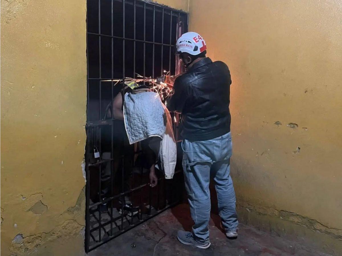 Hombre quedó atrapado entre los barrotes de una celda en Guaimaca: así lo rescataron