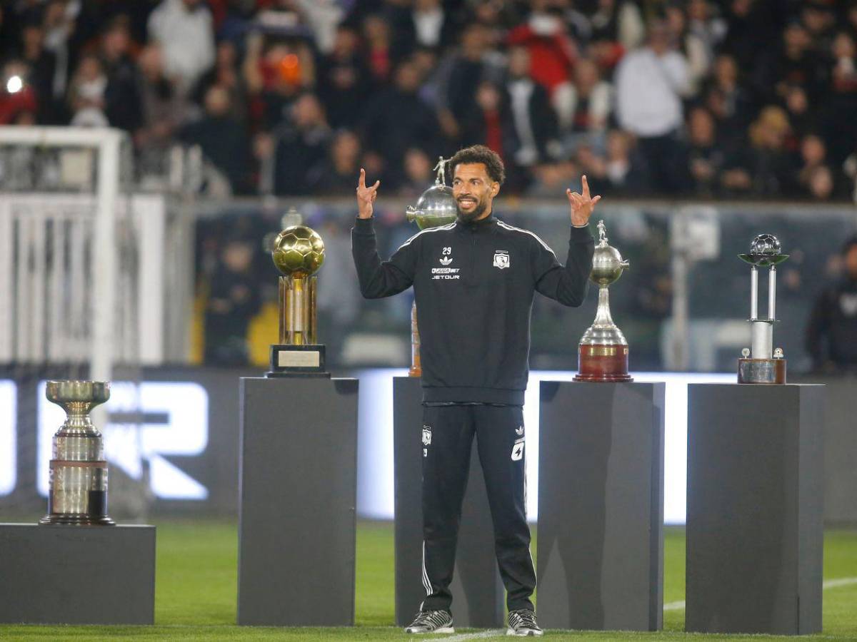 ‘Vozinha’, un refuerzo que cayó del cielo a Colo Colo como su camiseta en la bienvenida