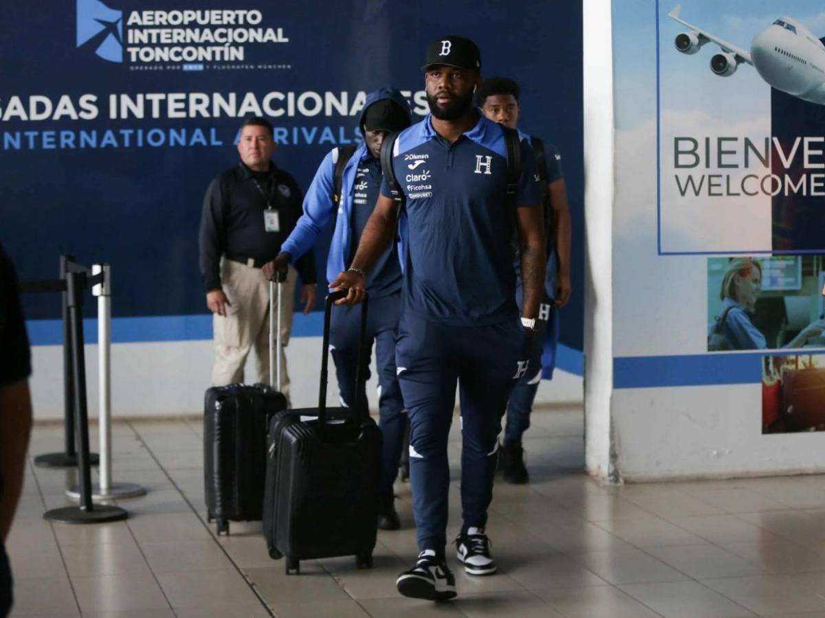Selección de Honduras llega al país: directivos y jugadores con caras largas
