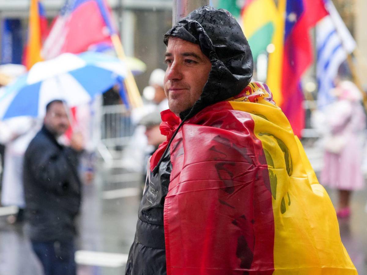 Bajo la lluvia, España y Latinoamérica llenan de color la Quinta Avenida de Nueva York