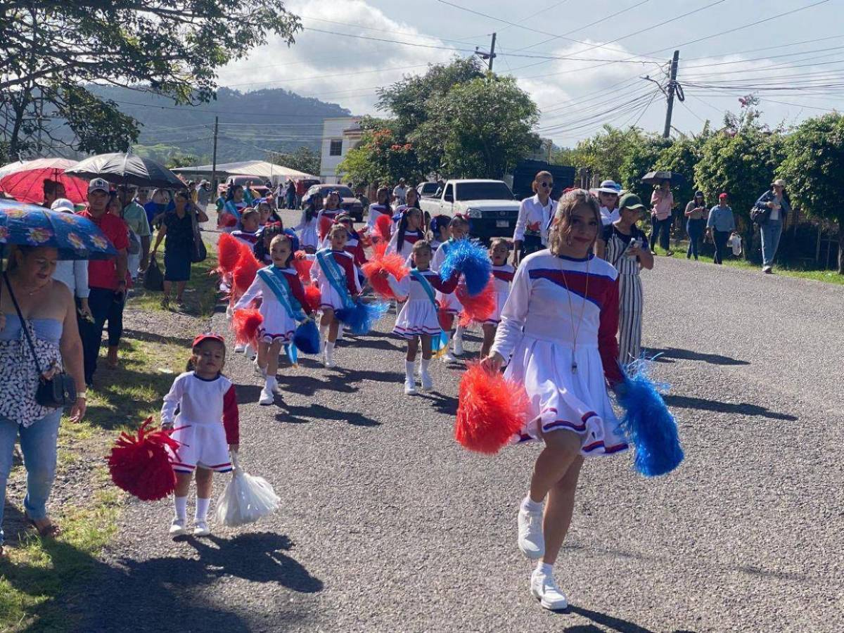 Hondureños celebran con fervor cívico los 204 años de independencia en todo el país