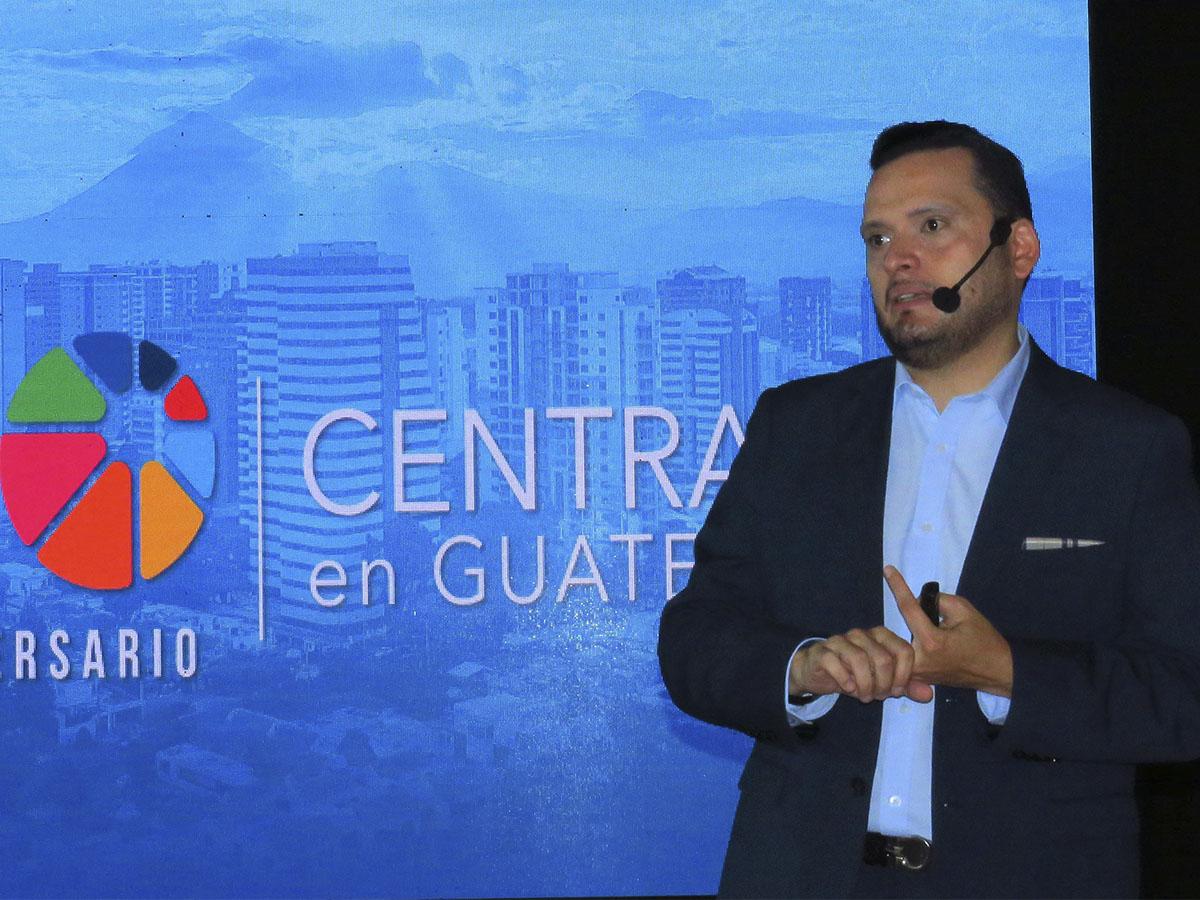 El experto Juan Pablo Morataya, brindó la conferencia “Sostenibilidad y competitividad empresarial: Una mirada de los negocios”.