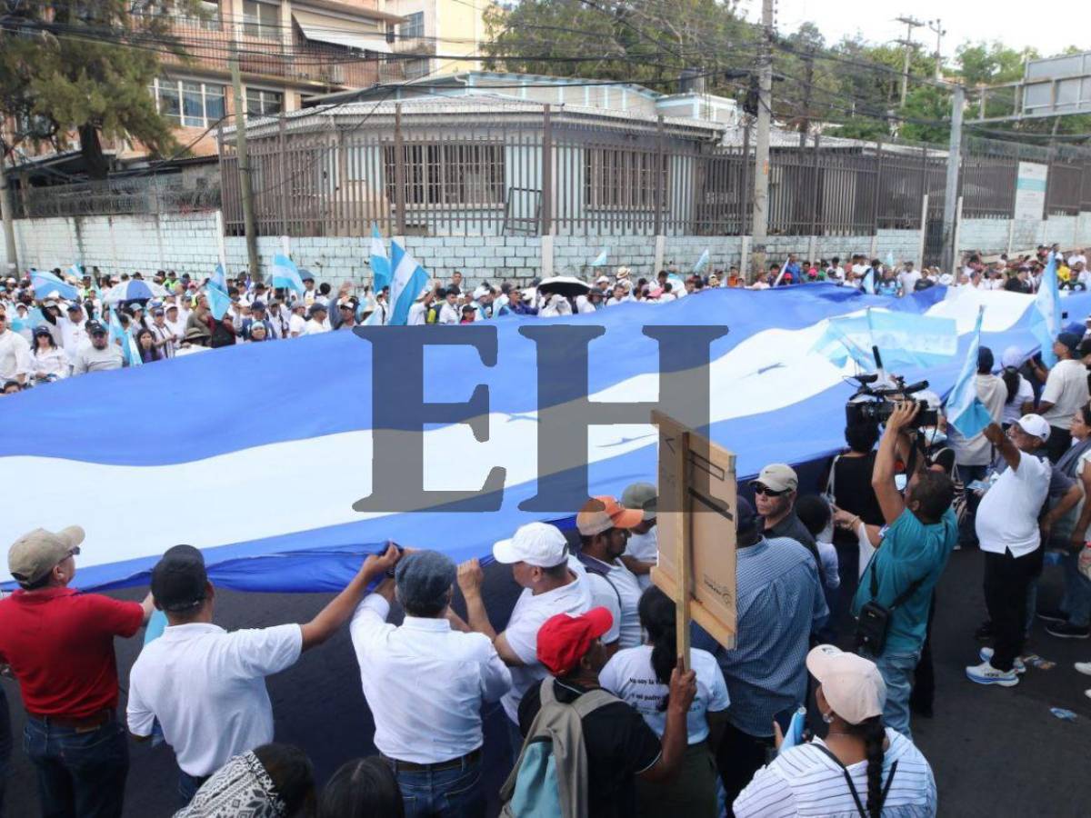 Con oraciones, cánticos y lágrimas finaliza la caminata de las iglesias en Tegucigalpa