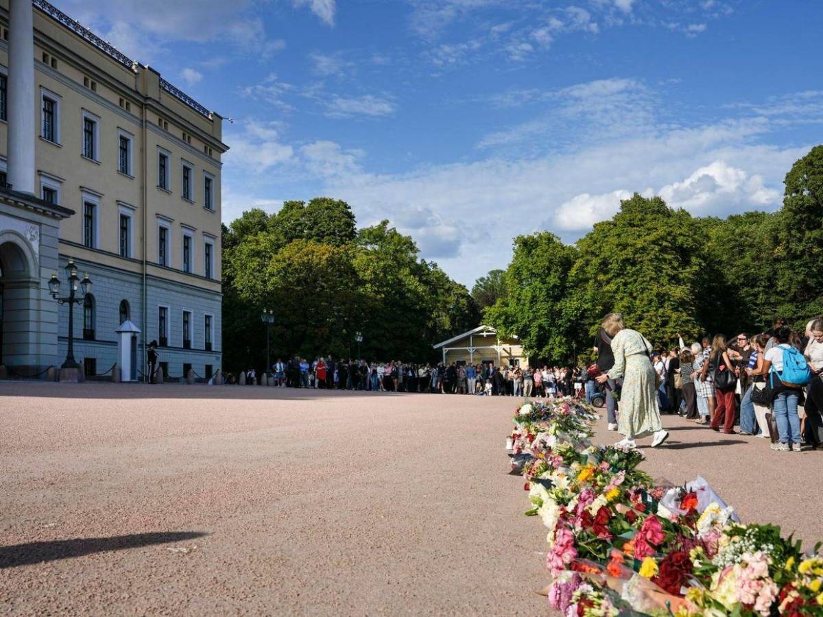 Flores, velas y cartas: con tristeza, Noruega despide al rey Harald V, “el abuelo de todos”