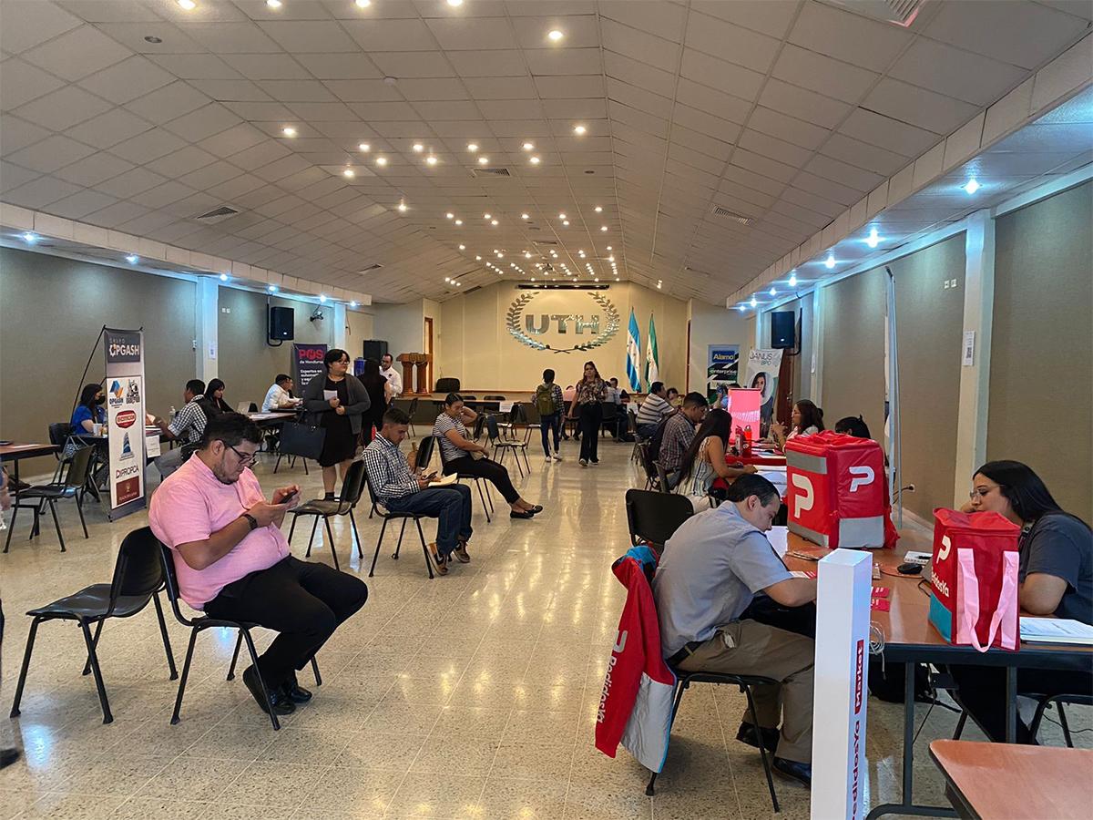 <i>La colaboración entre la UTH, la CCIT y el COHEP fortalece el vínculo entre la educación y el sector empresarial en Honduras.</i>