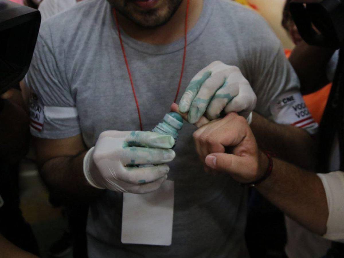 Jorge Cálix ejerce el sufragio tras horas de espera por atraso de maletas electorales