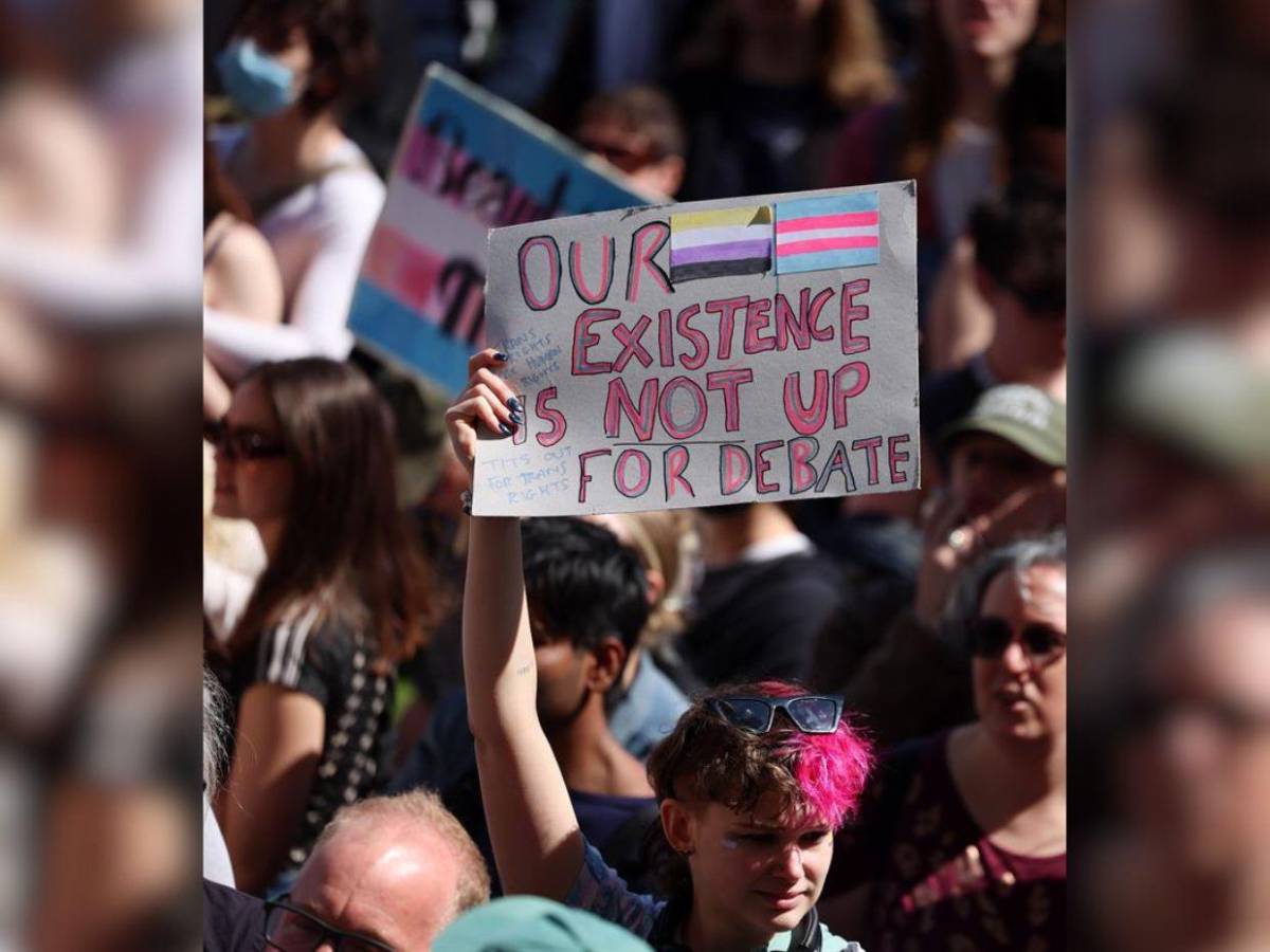 Tribunal de Reino Unido limita la definición legal de mujer al sexo biológico; miles salen a protestar