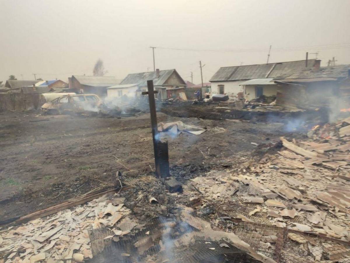 Cinco muertos y unos 200 edificios en llamas en incendios en Siberia