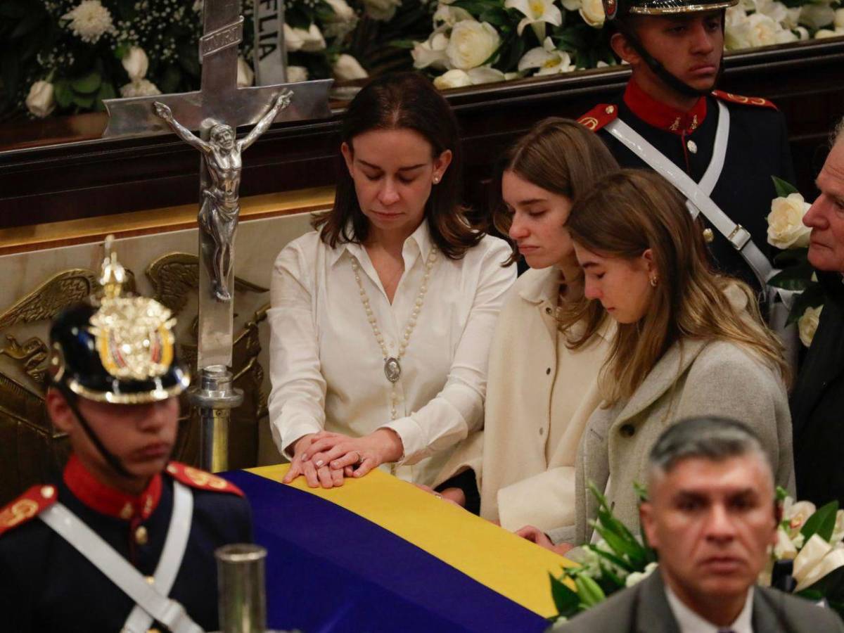 Políticos y familiares asisten al funeral de Miguel Uribe Turbay en el Congreso colombiano