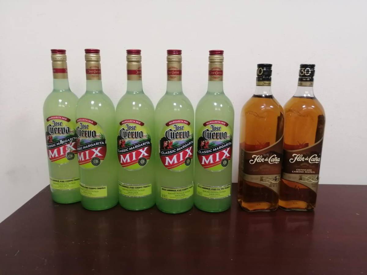 Estas fueron las botellas de alcohol halladas