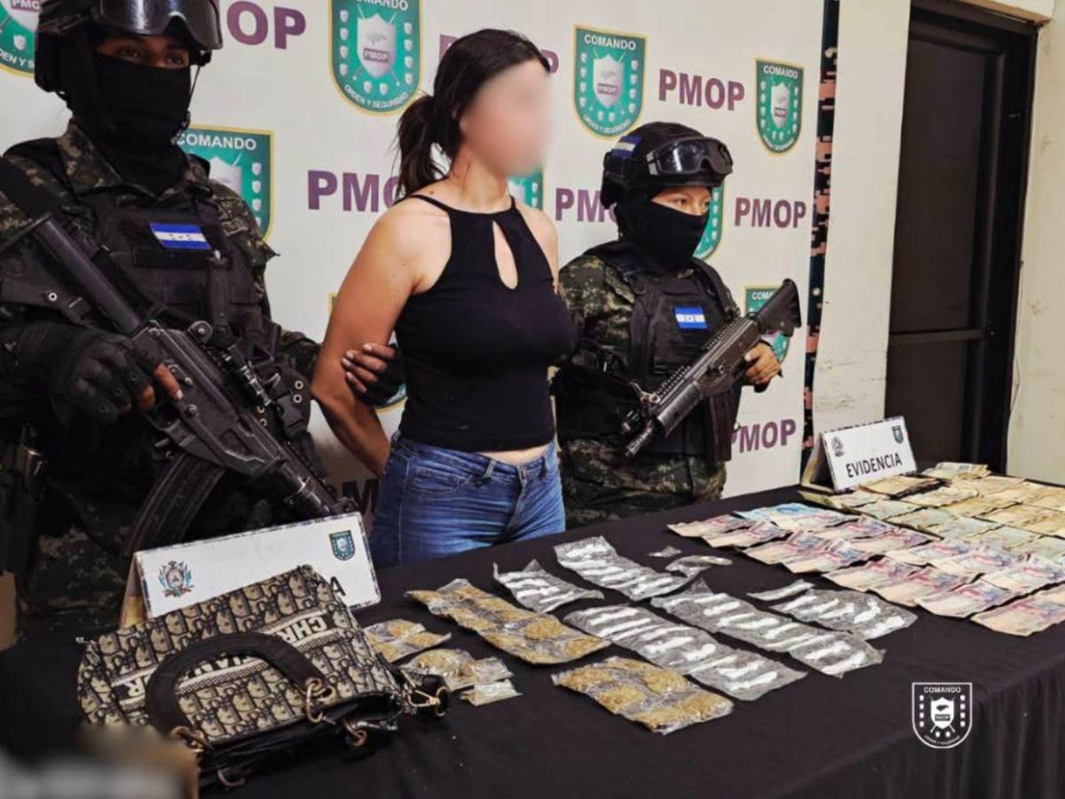 Capturan en SPS a La Chela con 67 envoltorios de supuesta droga y dinero en efectivo
