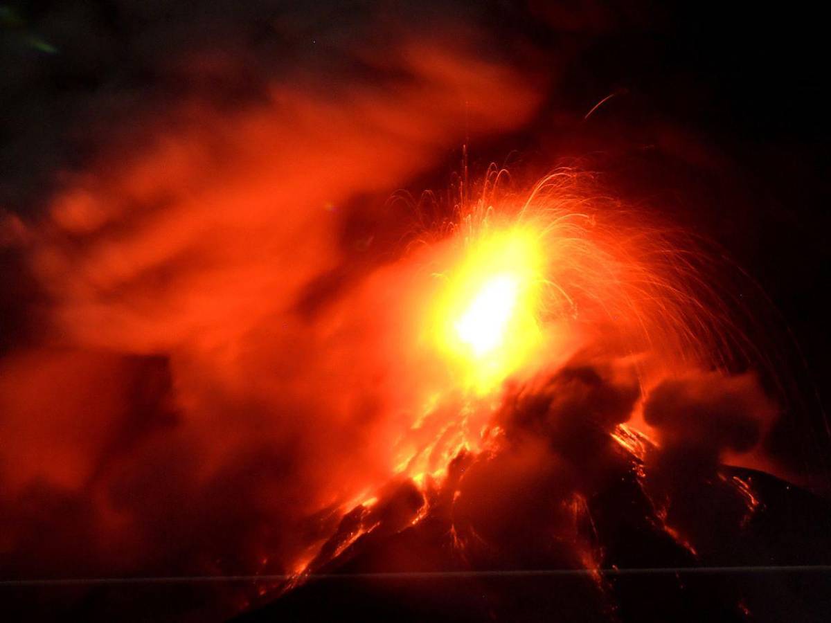 Dos aldeas evacuadas ante aumento de erupciones de Volcán de Fuego en Guatemala