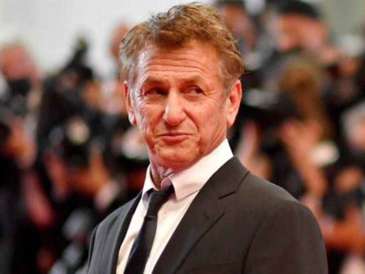 Sean Penn huye de Ucrania a pie y con una maleta en sus manos