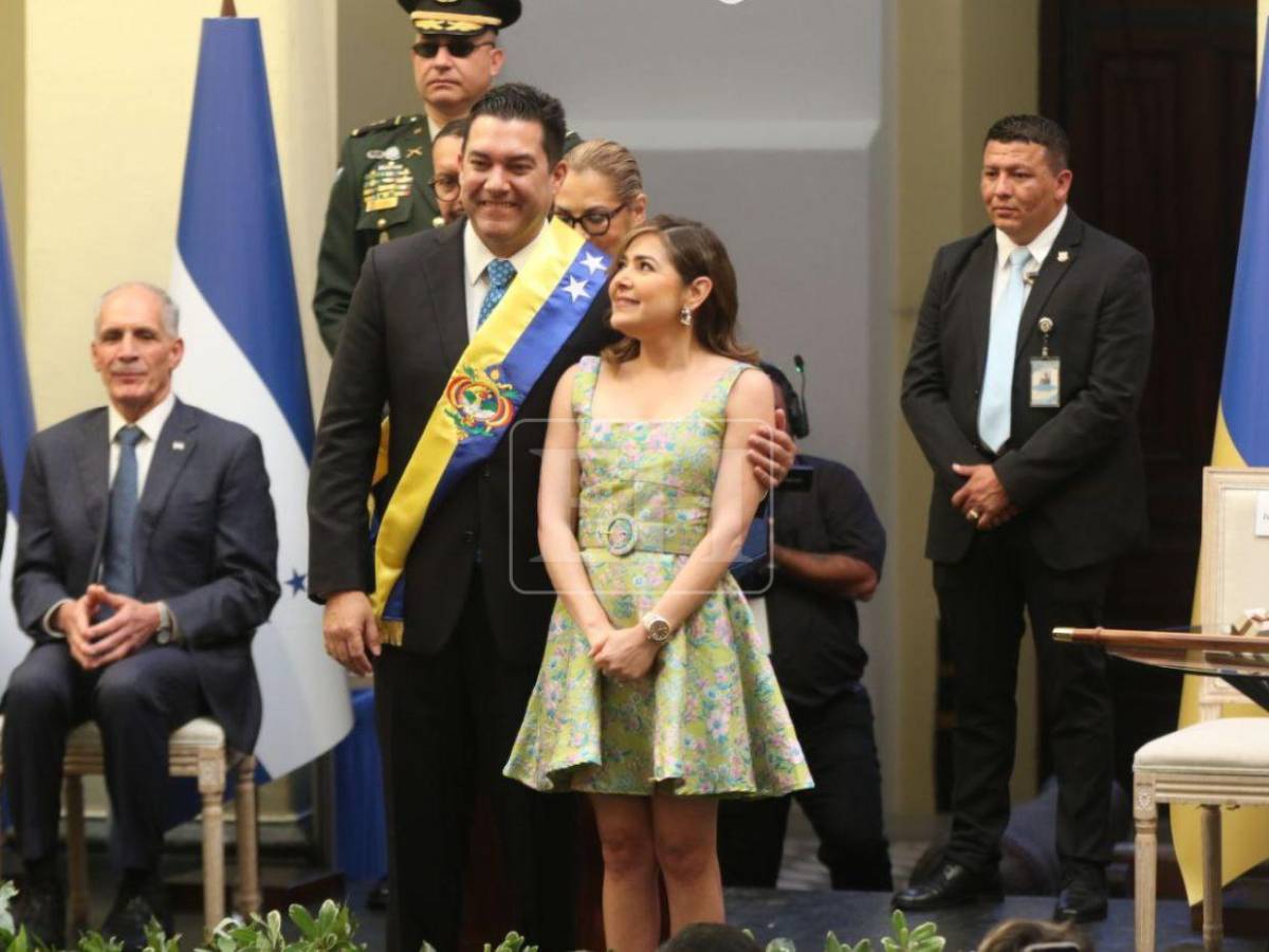De la mano de su esposa, así recibió la banda municipal Juan Diego Zelaya