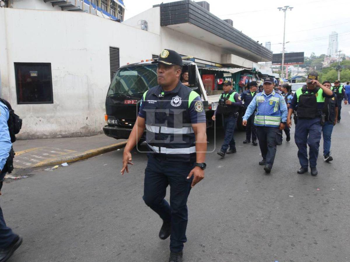 Pagarán más de L2 mil de multa: AMDC decomisa vehículos mal estacionados en la morgue capitalina