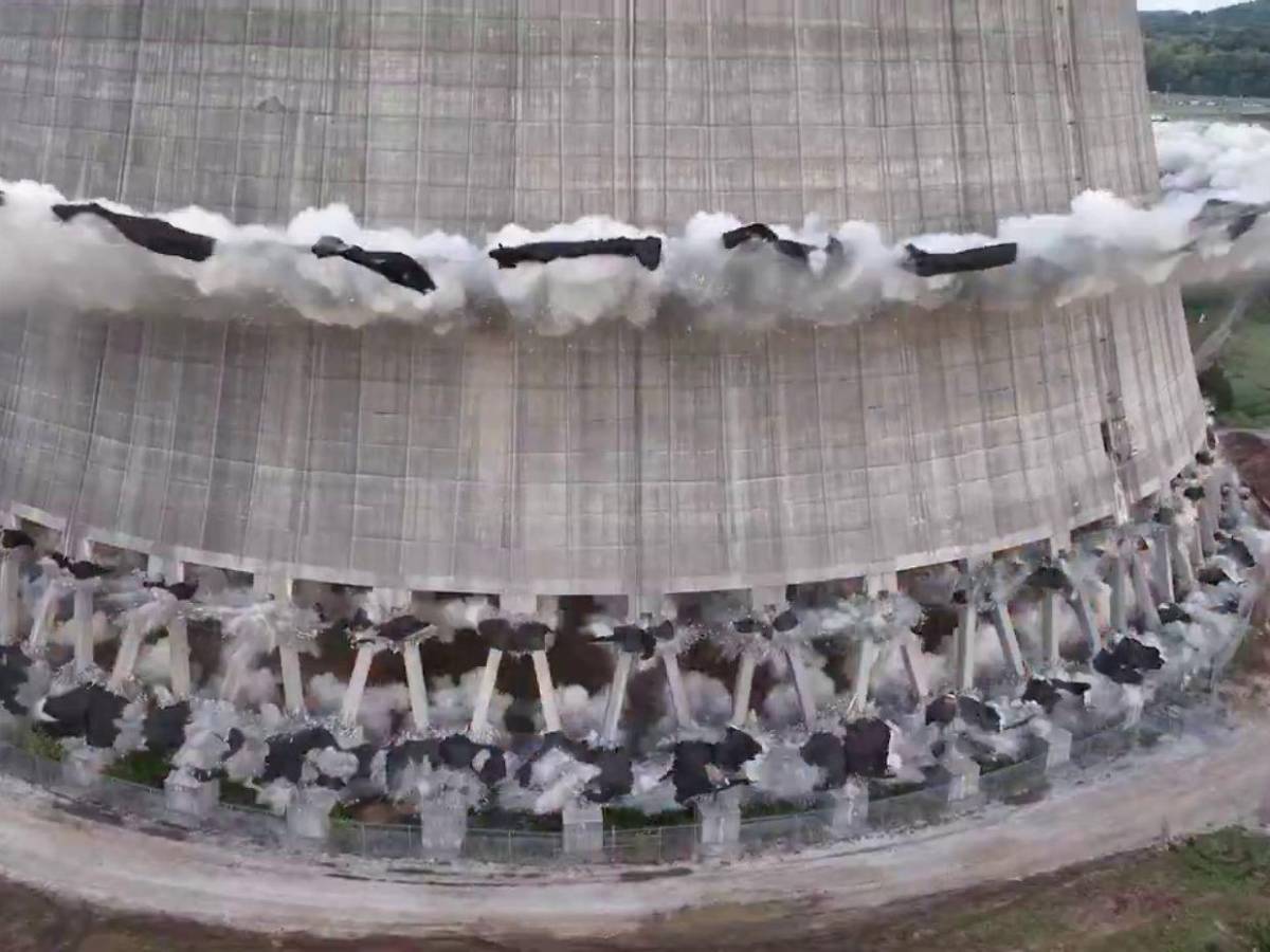 En segundos derriban la torre de la fallida planta nuclear de Hartsville, Tennessee
