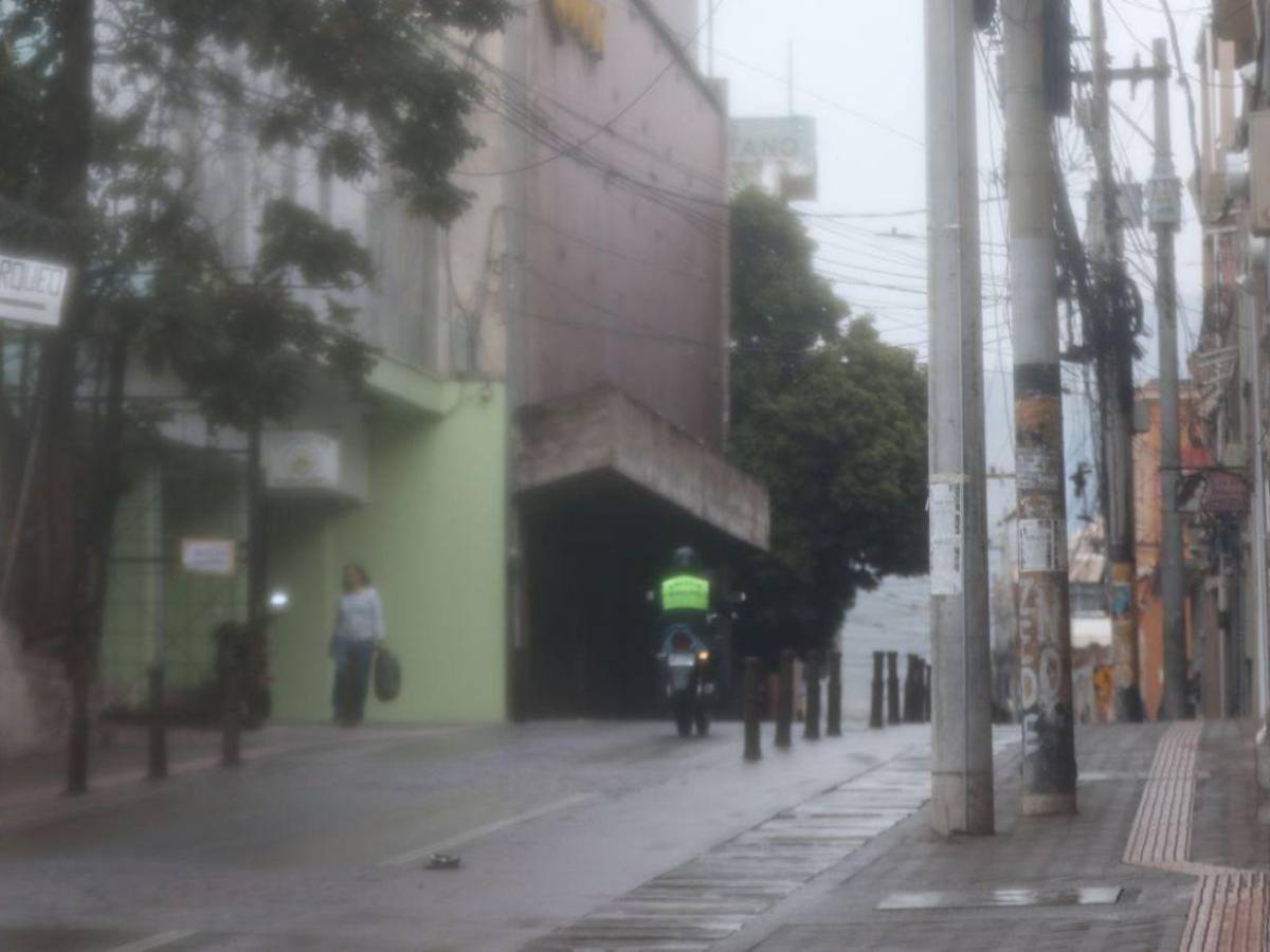 Con lluvias, así amaneció la capital este martes por frente frío