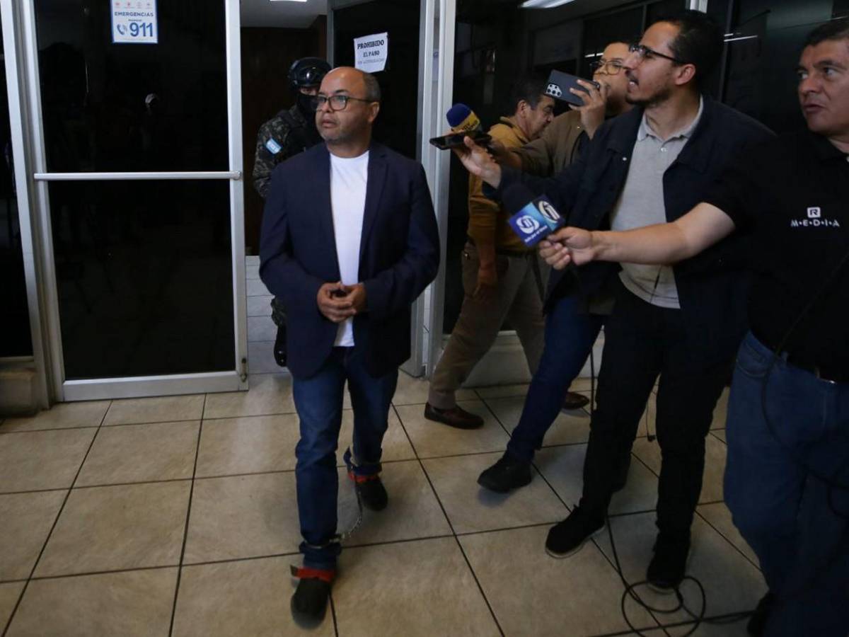 Saludando y sin brindar declaraciones, así llegó Juan Carlos Canales a los Juzgados