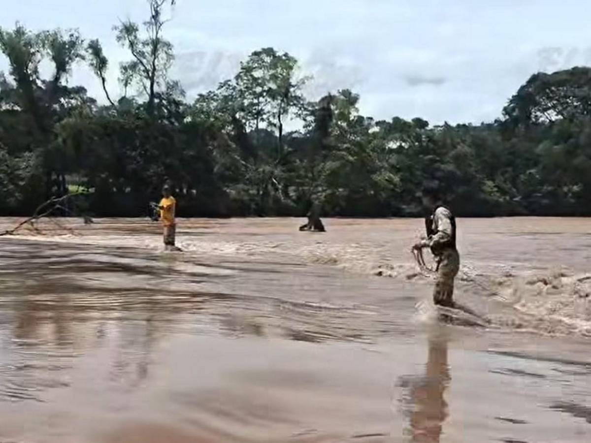 Intentó cruzar una quebrada con su mototaxi y fue arrastrado por la corriente hasta otro país