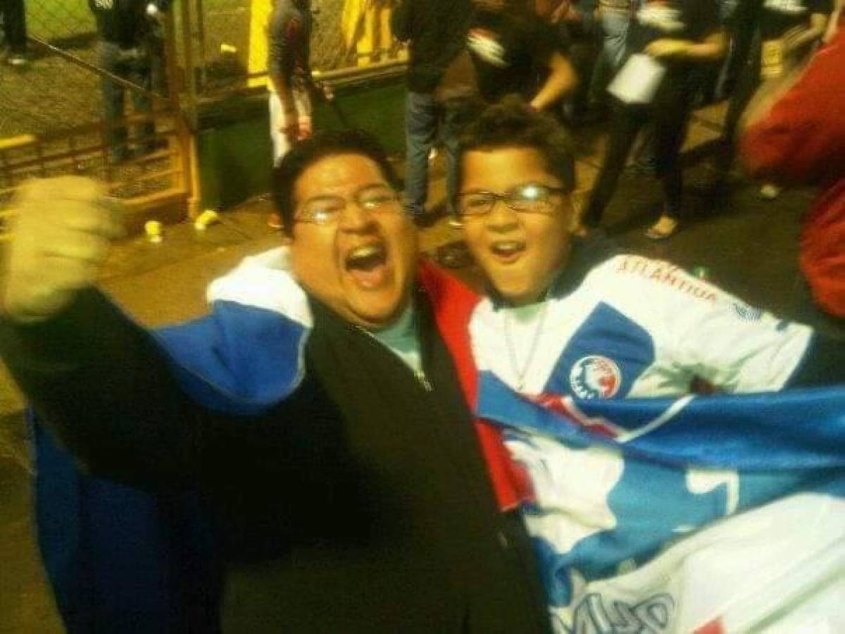 Junto a su padre, Roberto Rivera, en un partido de fútbol del Club Deportivo Olimpia.