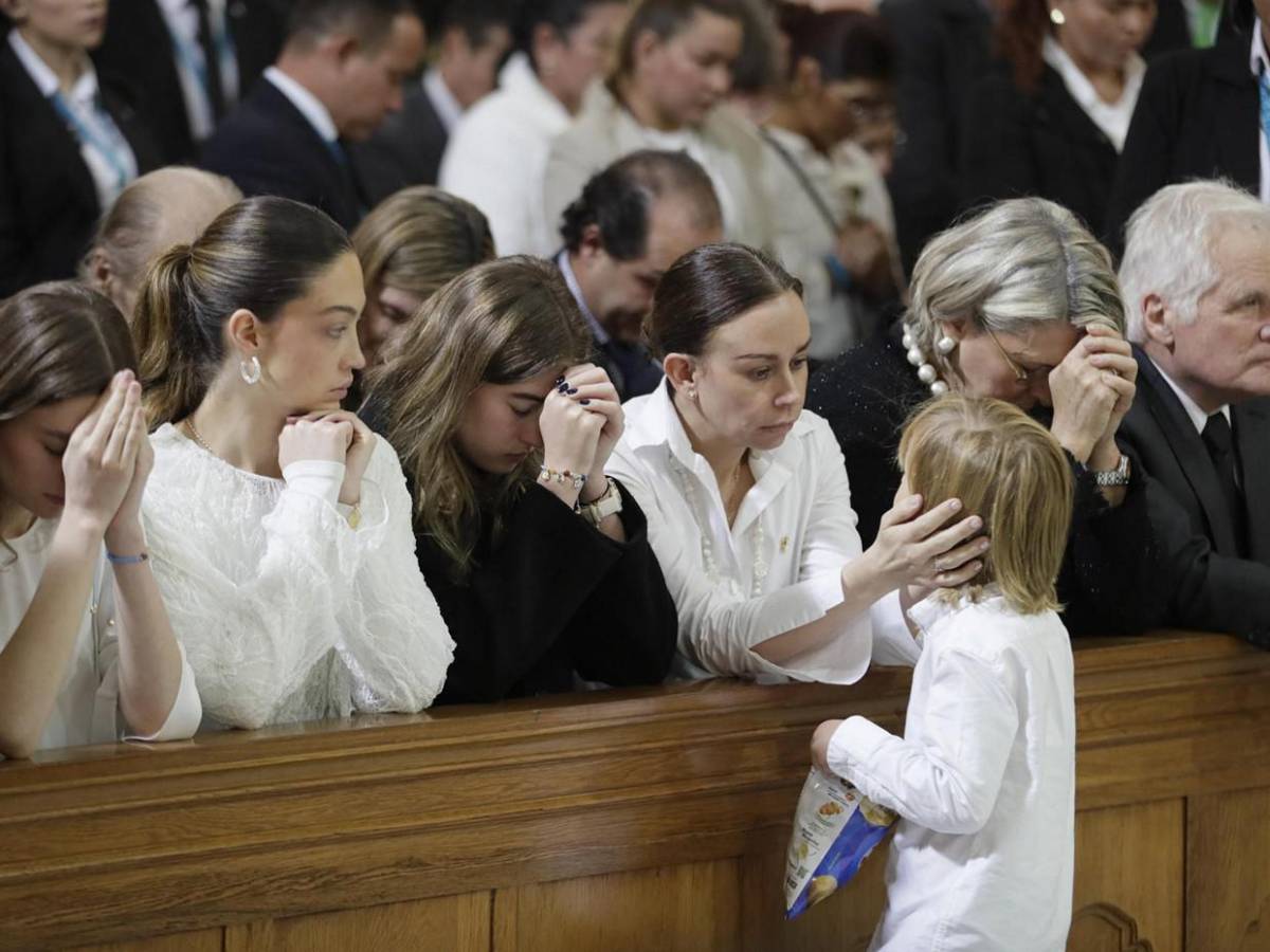 El emotivo gesto de Alejandro a su padre, el senador Miguel Uribe Turbay, durante funeral