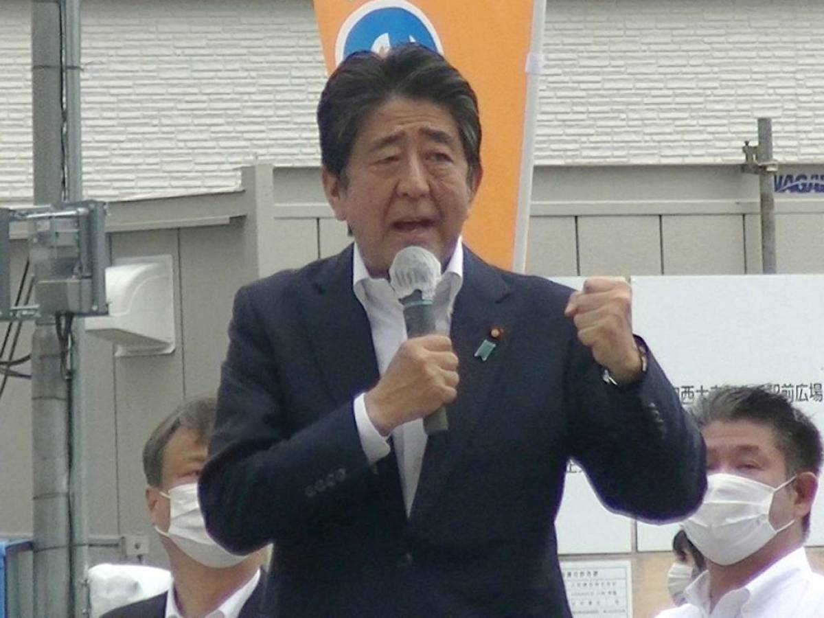 Matan a exprimer ministro japonés durante mitin político