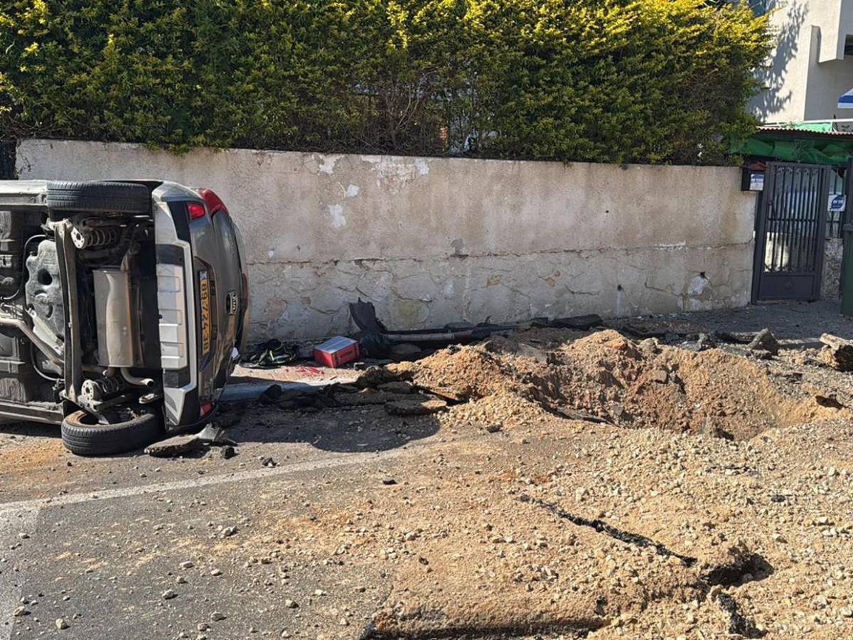 Destrozos y dos muertos en Tel Aviv tras última andanada de misiles de Irán