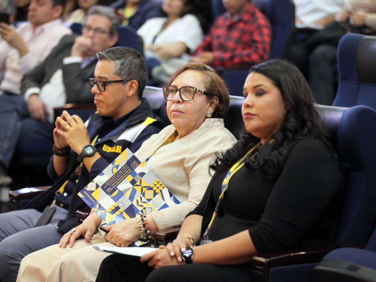 Carrera de Periodismo de la UNAH honra la labor de 10 egresados destacados