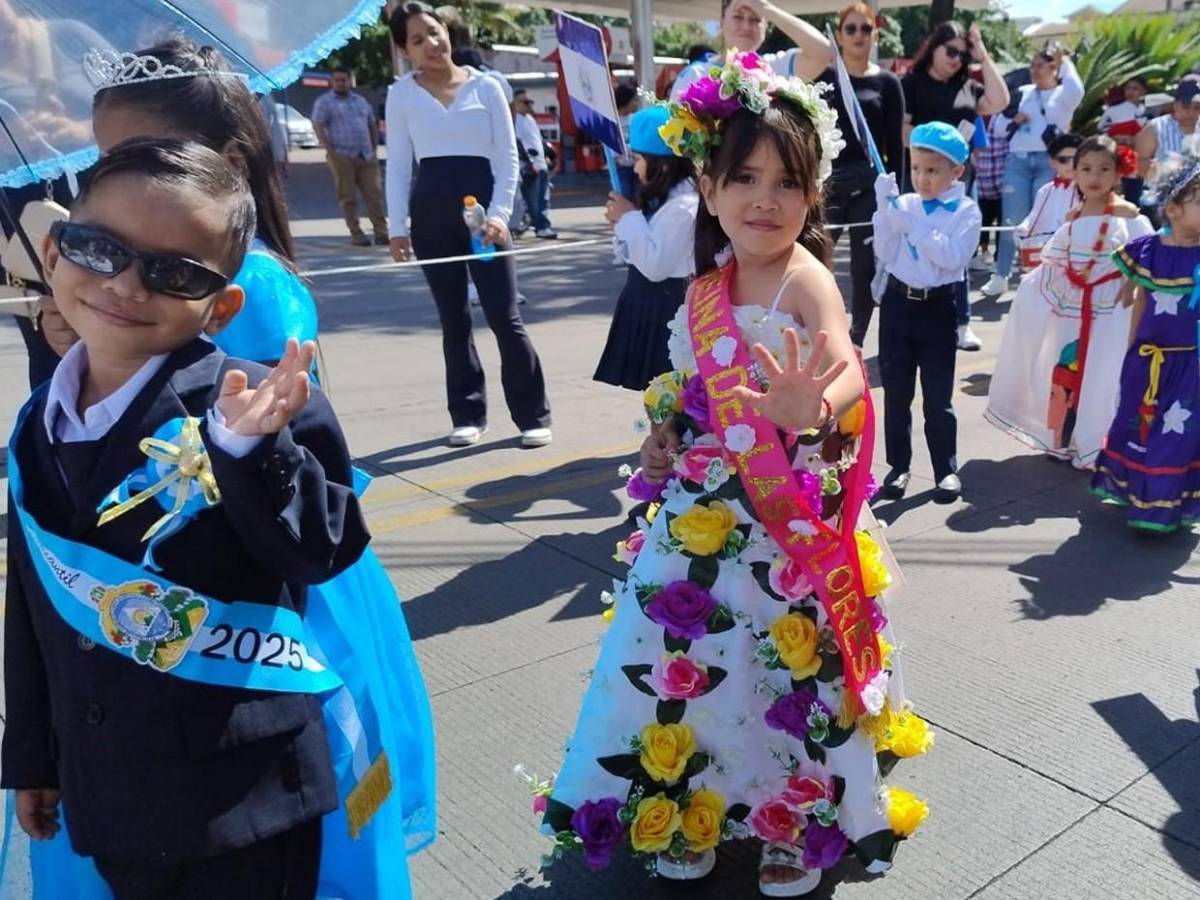 Niños de prebásica brillan en desfiles con trajes típicos y elementos culturales