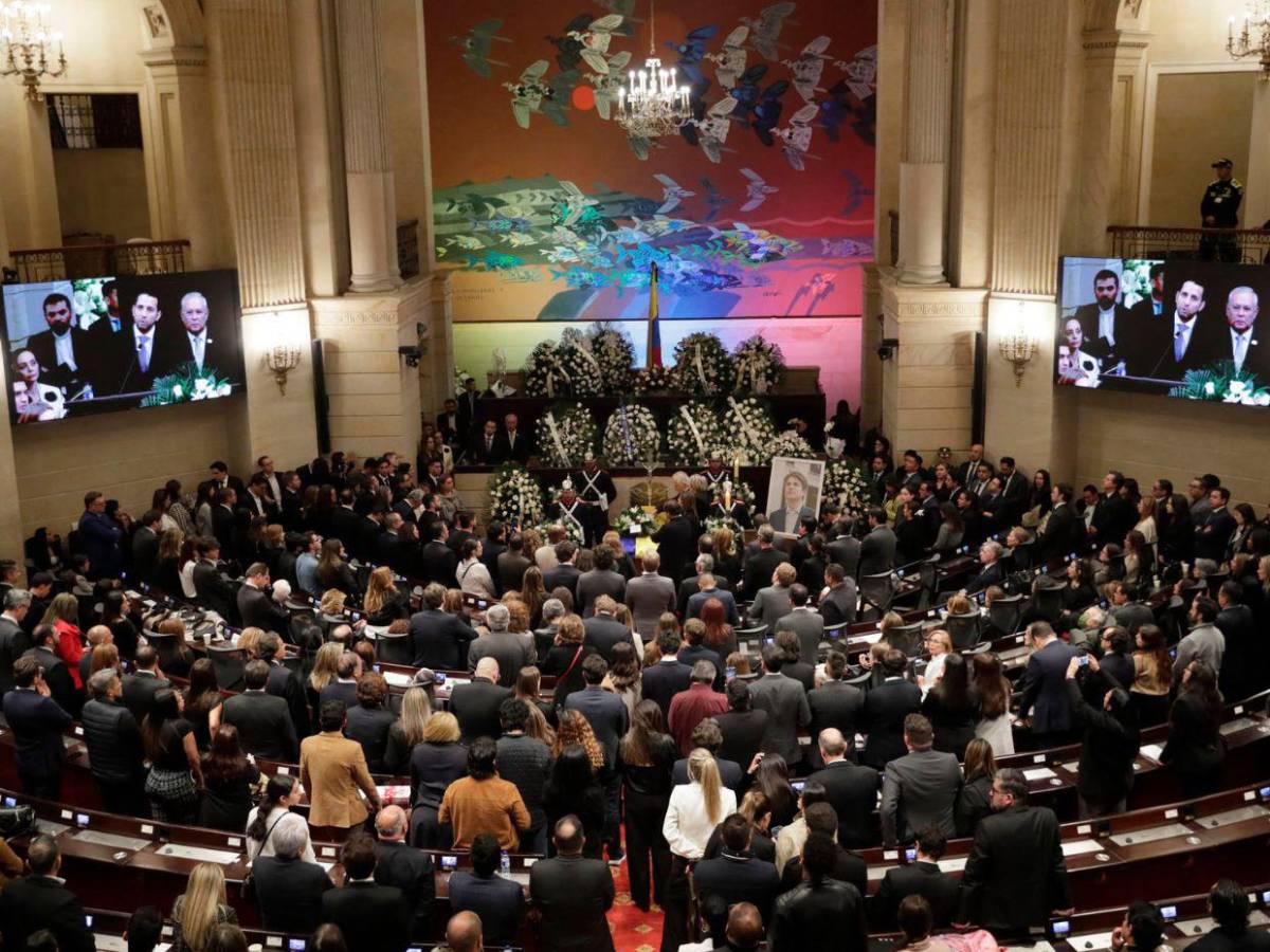 Decenas de personas dan el último adiós a Miguel Uribe Turbay