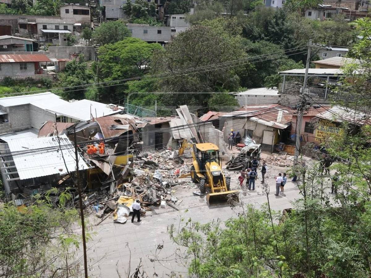Inician remoción de escombros en zona del accidente de volqueta en Villa Nueva