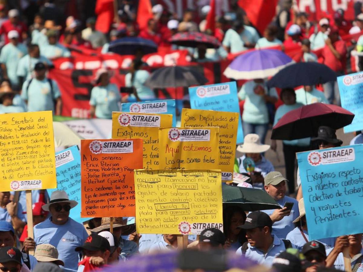 Sindicatos reclaman colectivamente mejoras laborales en Día del Trabajador