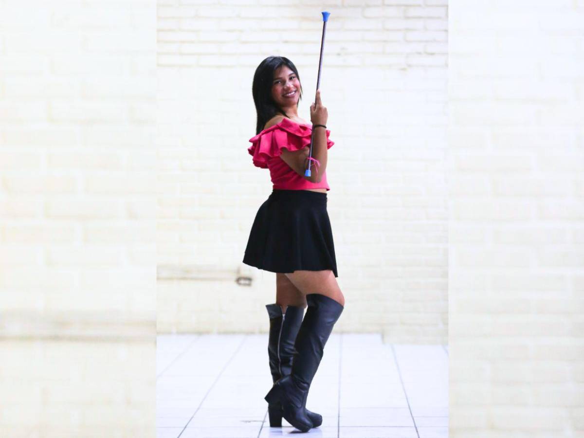 Con orgullo patrio, palillonas del Instituto Superación San Francisco listas para los desfiles