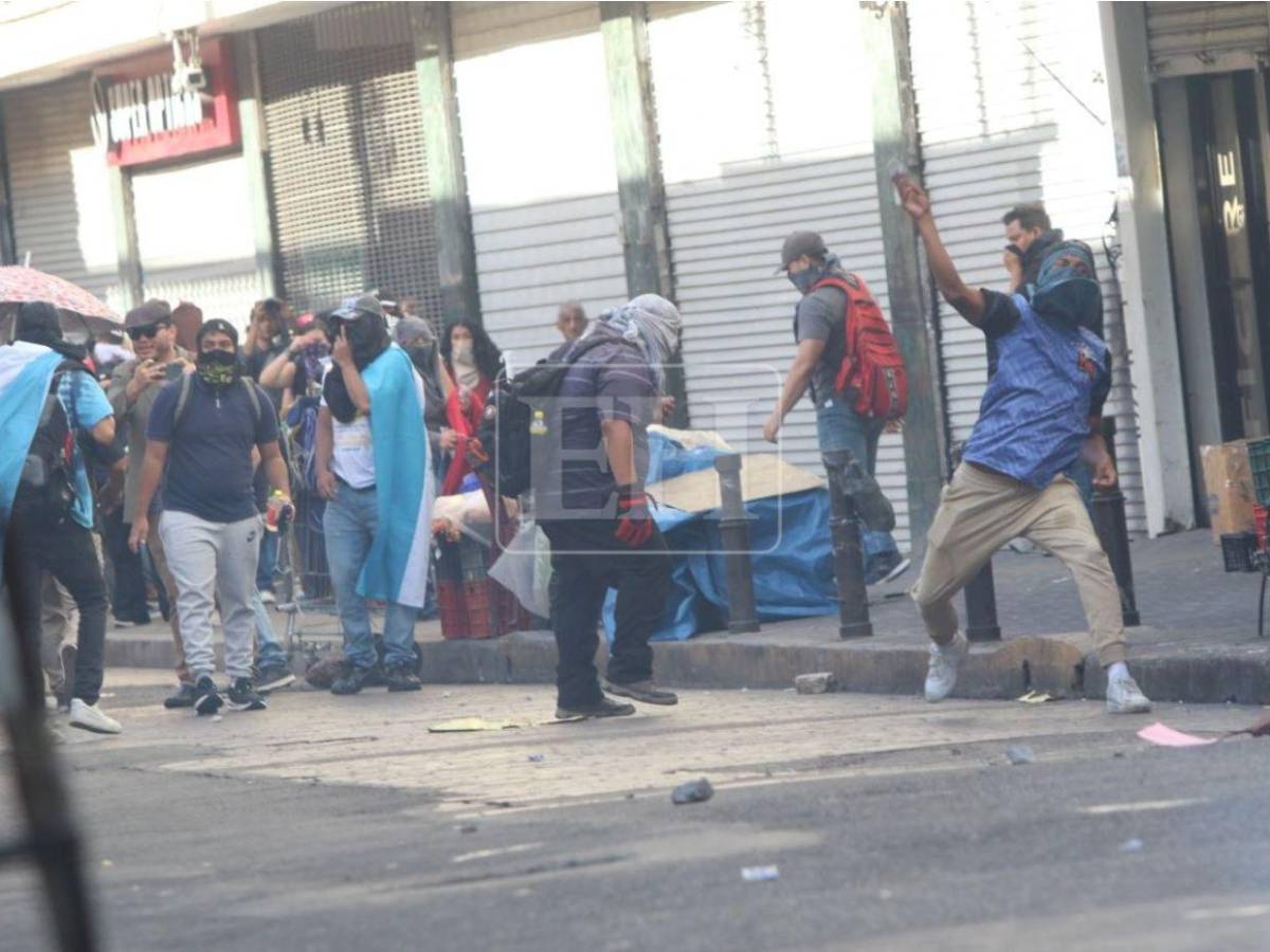 Gas lacrimógeno y piedras: distubios frente al CN tras protesta de estudiantes de la UNAH