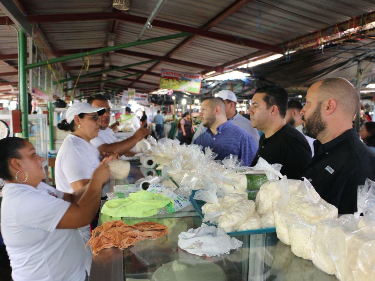 Juan Diego Zelaya recorre barrios y mercados para presentar su plan de acción en la capital