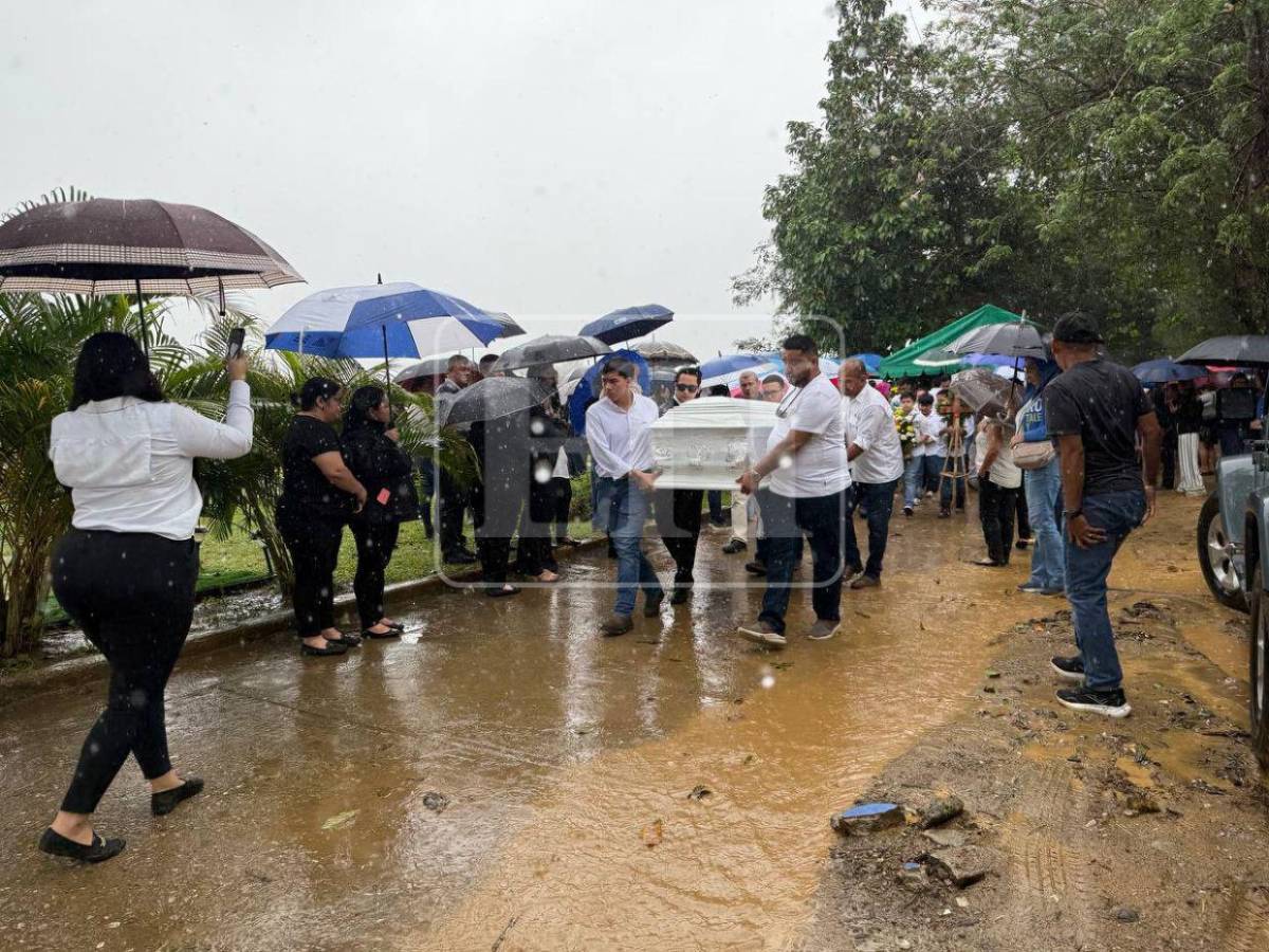 Bajo la lluvia y entre lágrimas despiden a Valeria Alvarado en El Progreso
