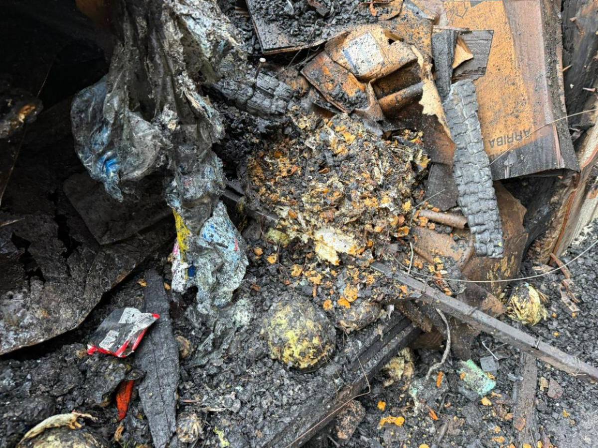 Bajo escombros quedan años de esfuerzo de vendedores tras incendio en el mercado Galindo