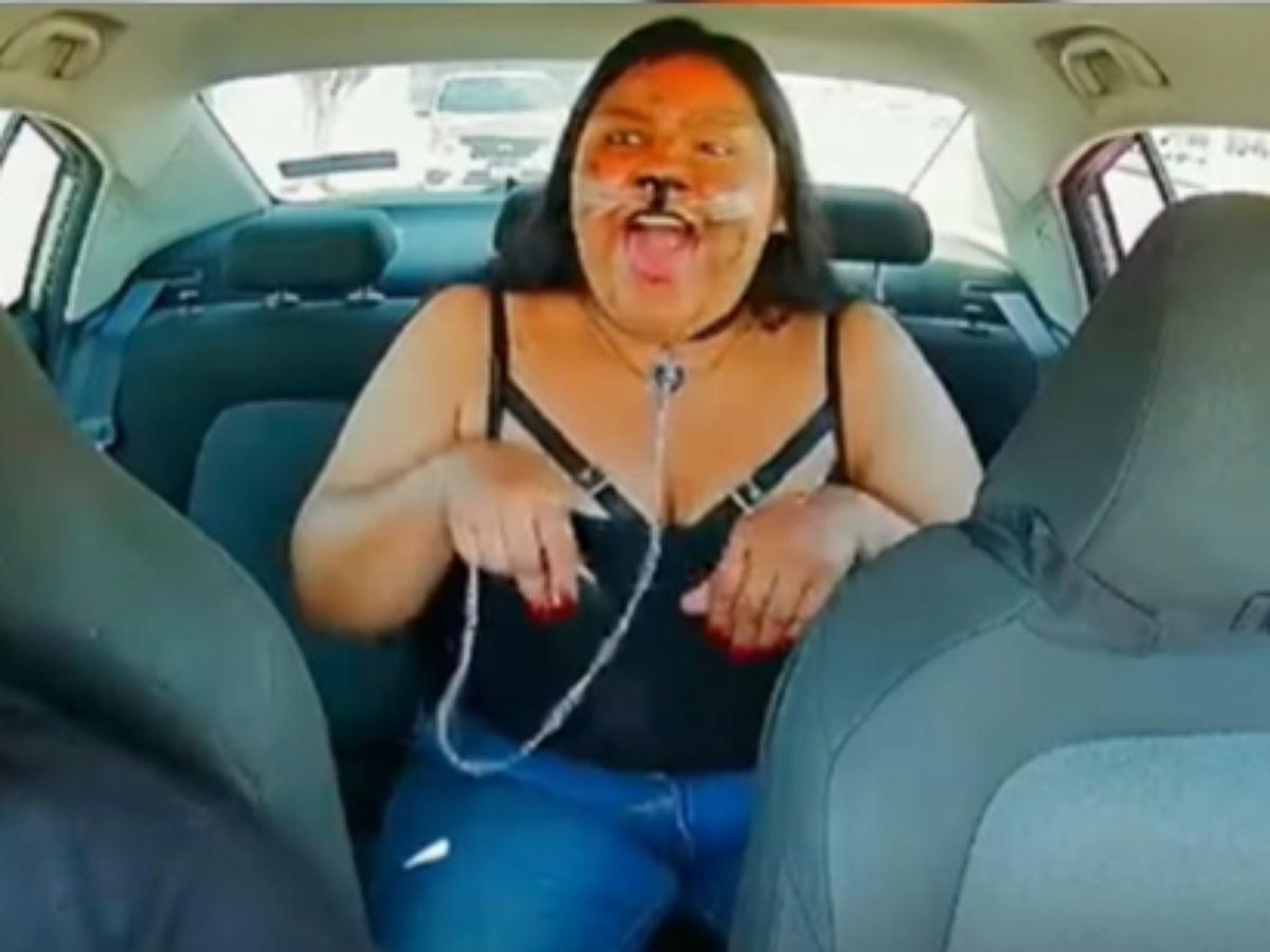 No me haga enojar, lo voy a morder: taxista baja a pasajera Therian de su carro