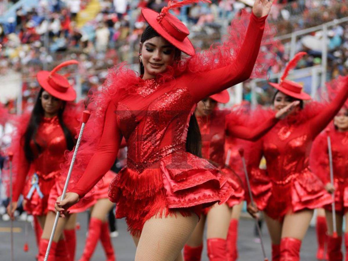 Extravagantes e inusuales: los curiosos vestuarios en los desfiles patrios 2025