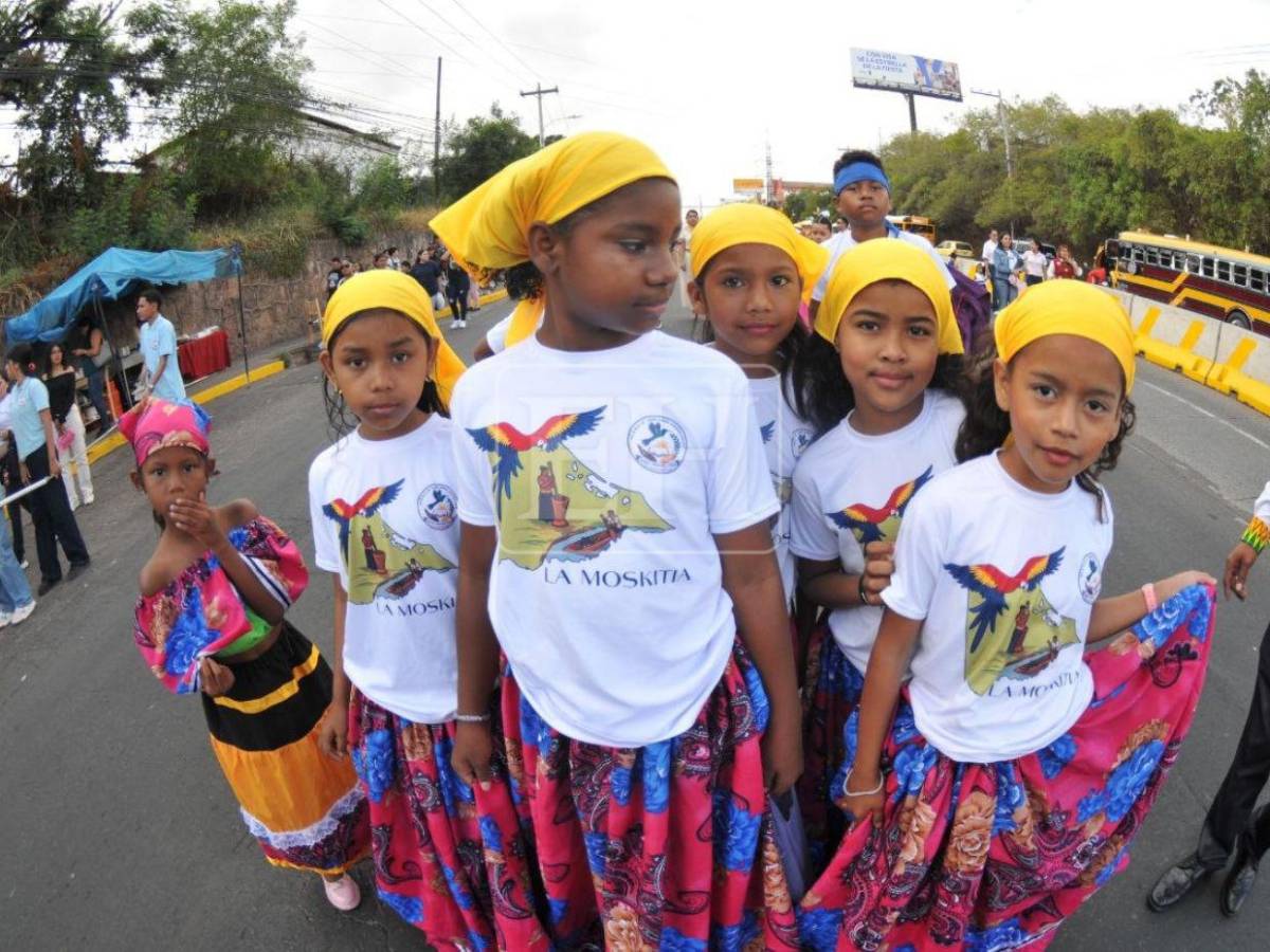 En fotos: los trajes típicos más destacados en los desfiles patrios de las escuelas en Tegucigalpa