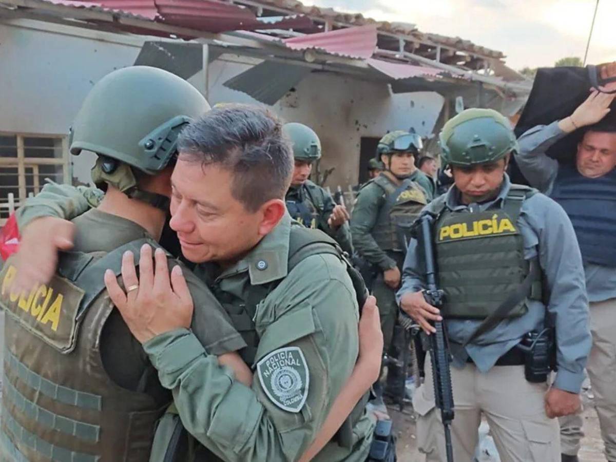 Entre sangre y escombros, familias buscan a sus muertos en carretera del Cauca