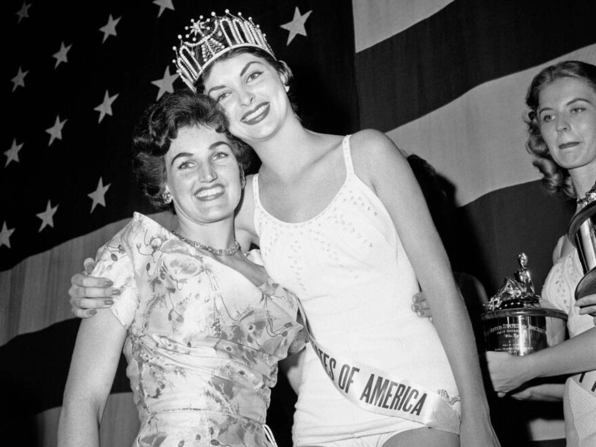De coronas robadas a fraudes: Los 16 escándalos imposibles de olvidar en la historia de Miss Universo