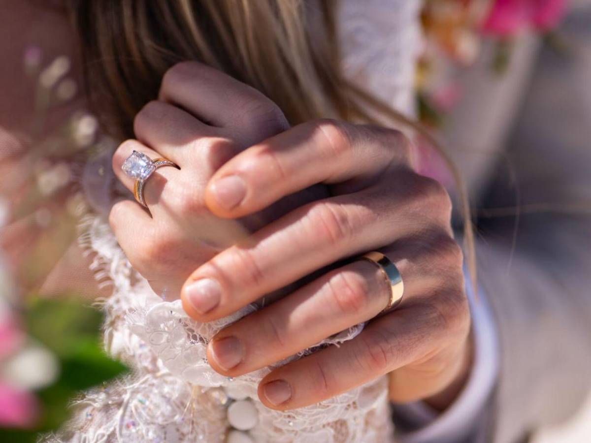 La viuda de Hugh Hefner contrae matrimonio en una ceremonia íntima en el Pacífico