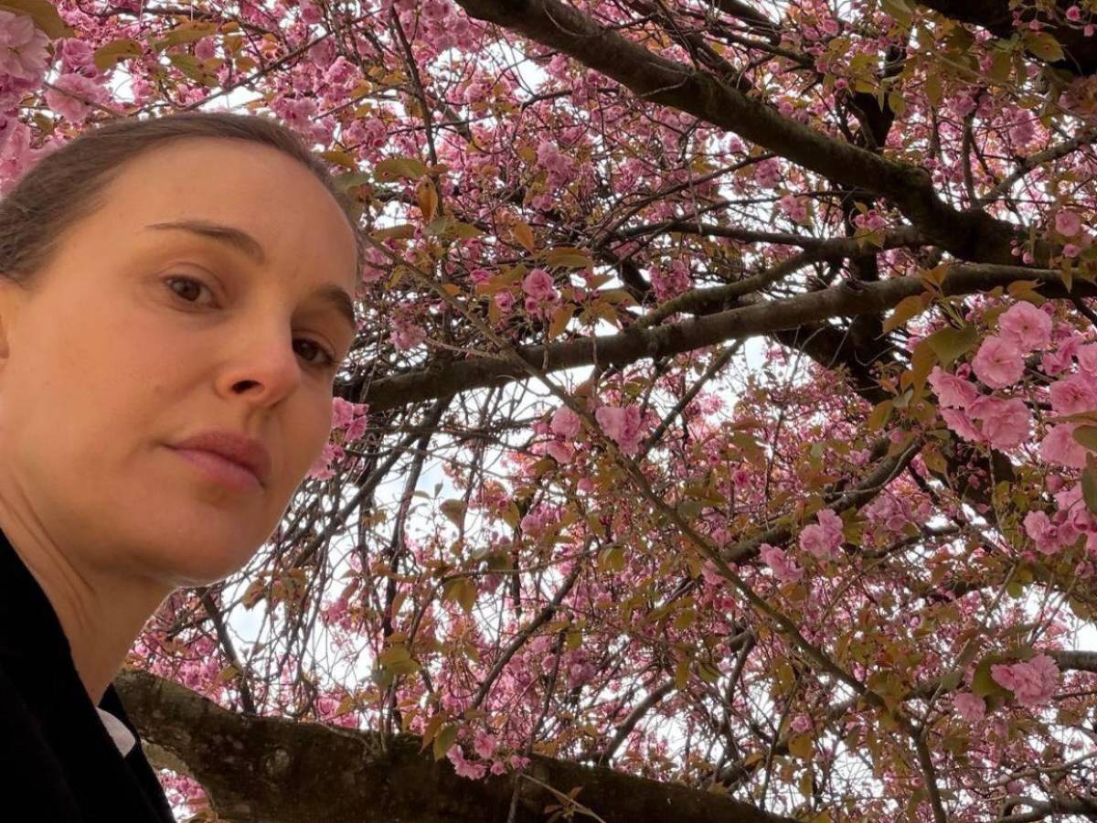 Natalie Portman confirma su embarazo a los 44 años y debuta con su barriga en París