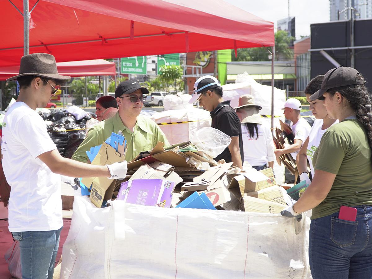 El Mega Reciclatón fue todo un éxito, este movimiento unió a los centros educativos y empresas aliadas, para lograr una masiva recolección de residuos reciclables, a favor del Aula Hospitalaria Sonrisas Infantiles del Hospital Escuela.
