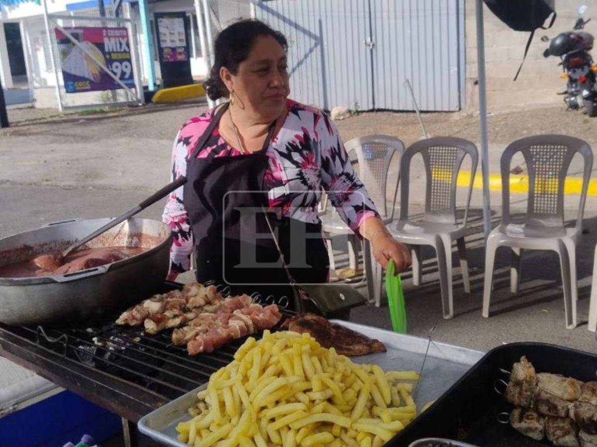 Emprendedores aprovechan los desfiles patrios para llevar sabor y color a las calles
