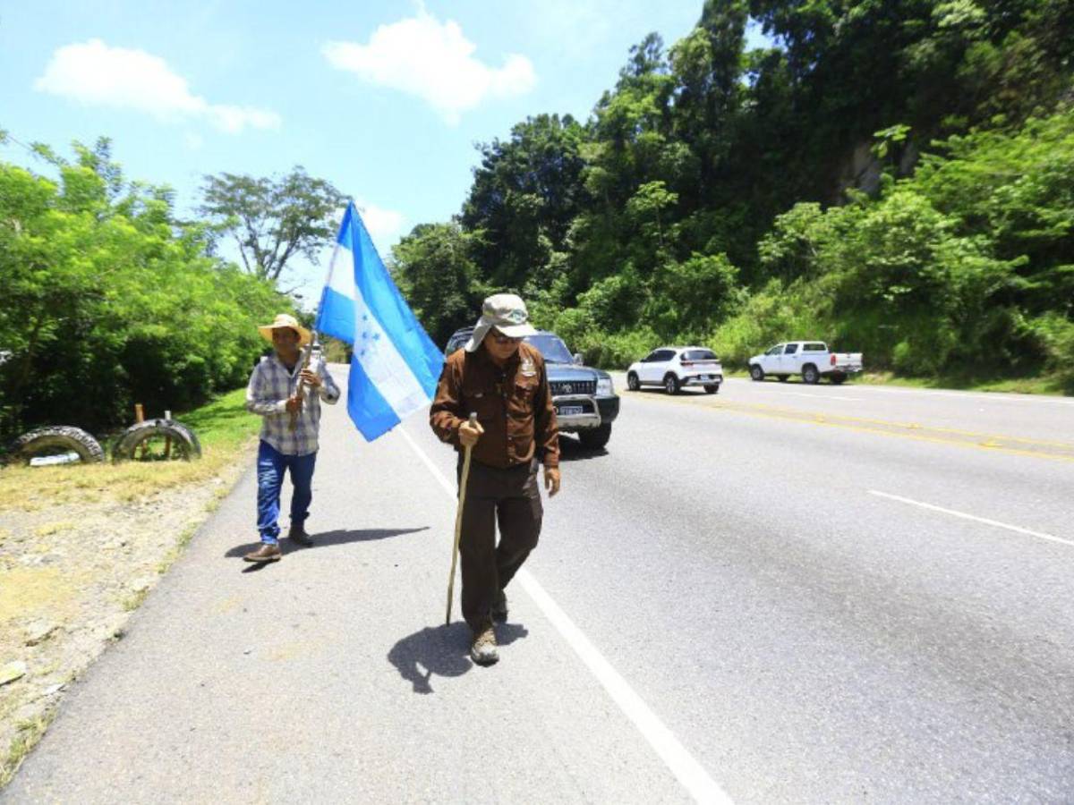 Padre Leopoldo sigue su camino a la capital por la democracia y el diálogo