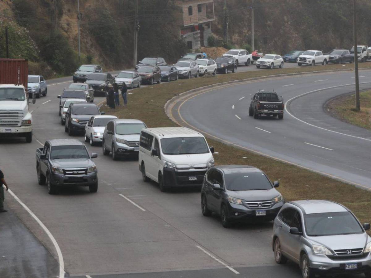 Largas filas en salida al norte por salida de últimos  vacacionistas